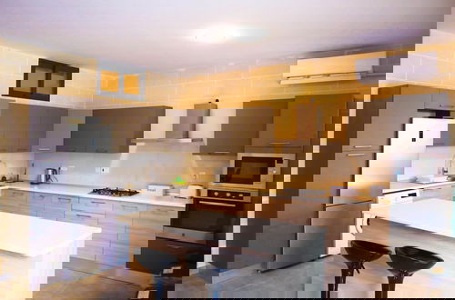 Photo 21 - 3 Bedroom Apartment With Private Pool and hot tub