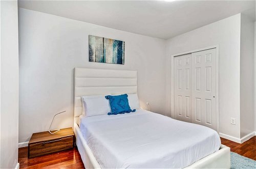 Photo 9 - Lovely 2bd Apt Steps From the Convention Center