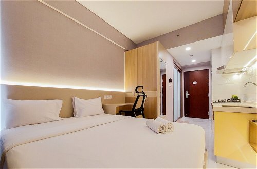 Foto 2 - Scenic Designed And Comfy Studio At Sky House Bsd Apartment