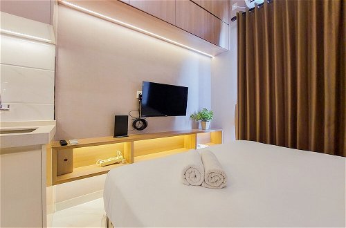Photo 4 - Scenic Designed And Comfy Studio At Sky House Bsd Apartment