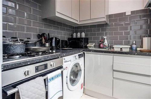 Photo 5 - Stunning 1-bed Apartment in London Lewisham