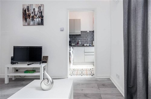 Photo 7 - Stunning 1-bed Apartment in London Lewisham