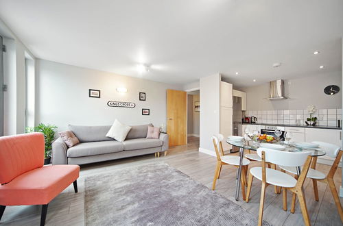 Photo 14 - 2 Bed Cozy Apartment near Regents Park with WiFi