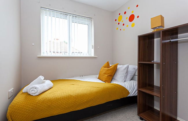 Irlam's Home from Home - Photo 9