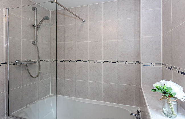 Irlam's Home from Home - Photo 22