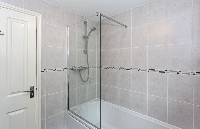 Irlam's Home from Home - Photo 21