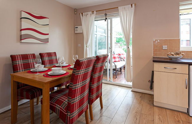 Irlam's Home from Home - Photo 11