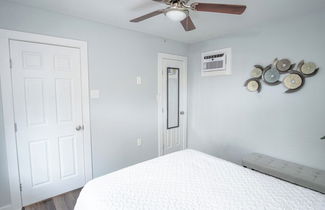 Photo 2 - Remodeled Vintage Charm 1br/1ba Apt Close to DT