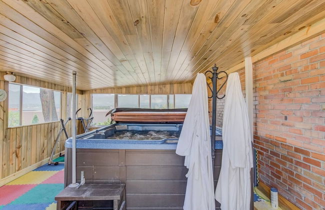 Garden-level Perfect Hot tub Fire Pit & More! - Photo 12
