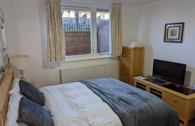Beautiful Independent Apartment in London, UK - Photo 3