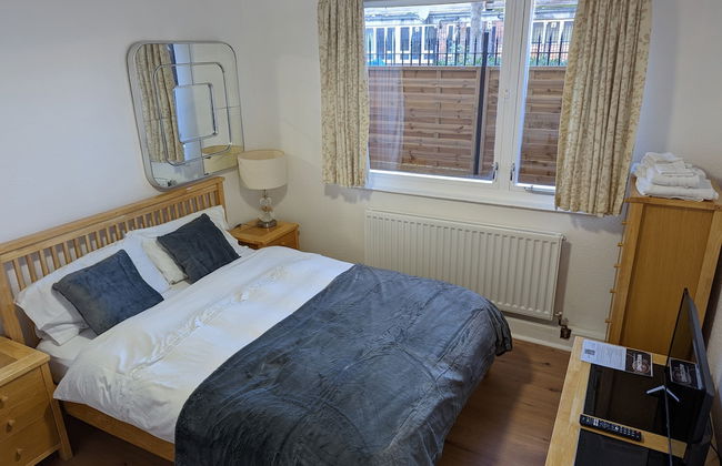 Beautiful Independent Apartment in London, UK - Photo 1