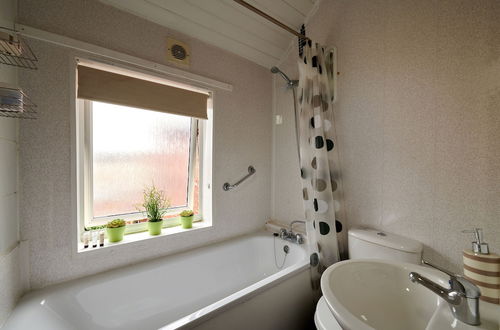 Photo 14 - Detached 3 Bed House, Ideal for Long Stays & Pets