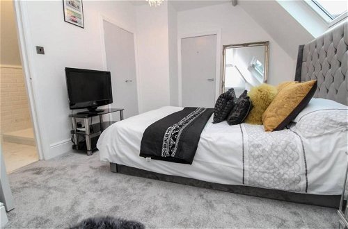 Photo 3 - Luxury 3-bed Penthouse Apartment in Bournemouth