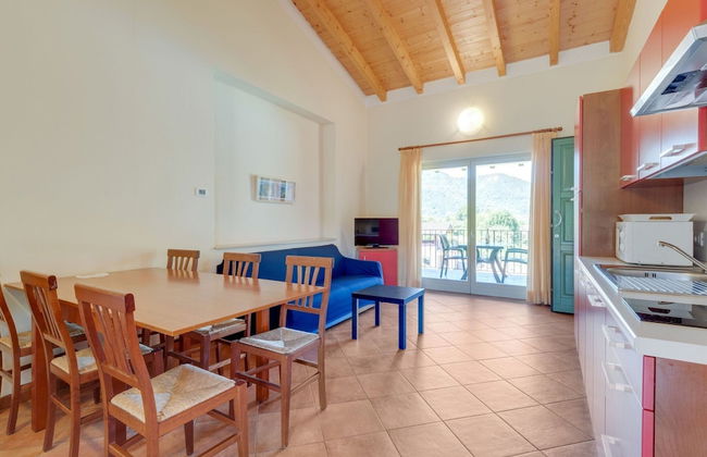 Idro Apartment With Shared Pool - Photo 9