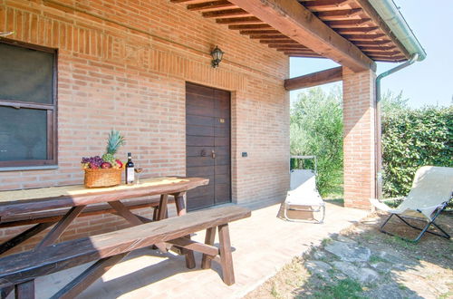 Foto 8 - Snug Farmhouse in Castiglione del Lago With Pool