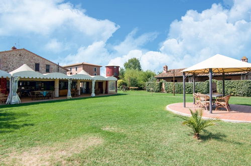 Photo 1 - Snug Farmhouse in Castiglione del Lago With Pool