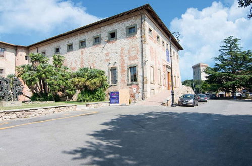 Photo 37 - Snug Farmhouse in Castiglione del Lago With Pool