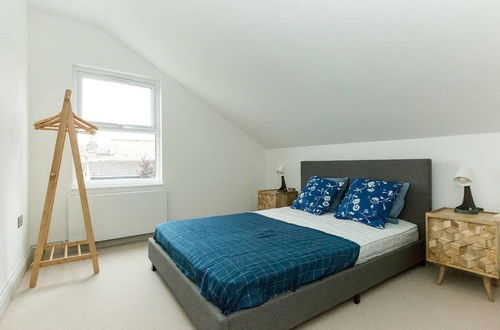 Photo 2 - Spacious 3BR South London Apartment