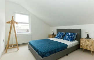 Photo 2 - Spacious 3BR South London Apartment