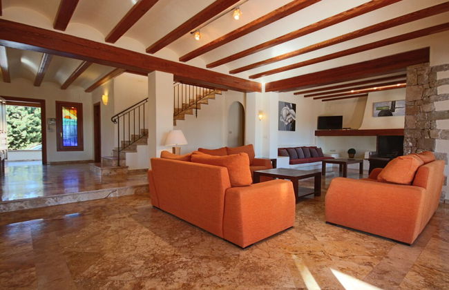 Private 4-bedroom Villa w/ Pool, Summer Kitchen & Expansive Living Space - Foto 19