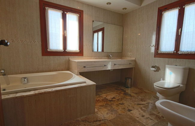 Private 4-bedroom Villa w/ Pool, Summer Kitchen & Expansive Living Space - Foto 30