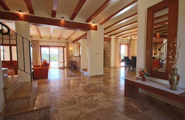 Private 4-bedroom Villa w/ Pool, Summer Kitchen & Expansive Living Space - Foto 20