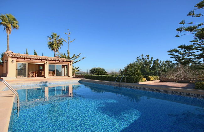 Private 4-bedroom Villa w/ Pool, Summer Kitchen & Expansive Living Space - Foto 33