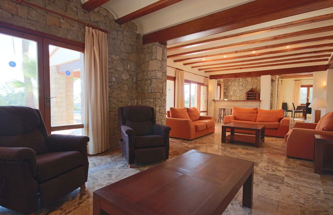 Private 4-bedroom Villa w/ Pool, Summer Kitchen & Expansive Living Space - Foto 17