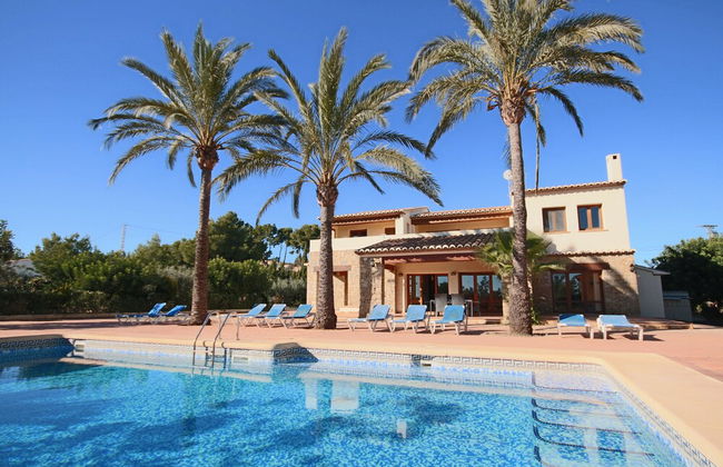 Private 4-bedroom Villa w/ Pool, Summer Kitchen & Expansive Living Space - Foto 1