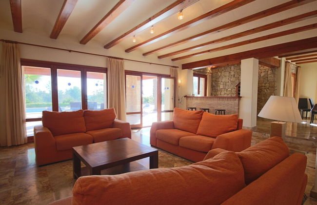 Private 4-bedroom Villa w/ Pool, Summer Kitchen & Expansive Living Space - Foto 16