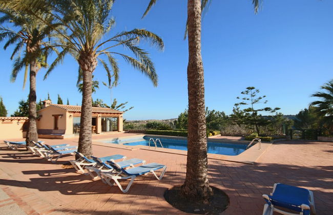 Private 4-bedroom Villa w/ Pool, Summer Kitchen & Expansive Living Space - Foto 35