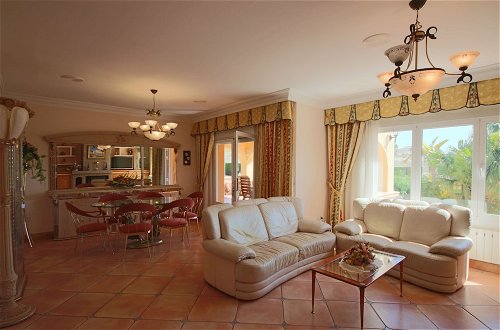 Foto 12 - Luxury Villa Surrounded by Vineyards - 7bd Great for Big Groups W/private Pool