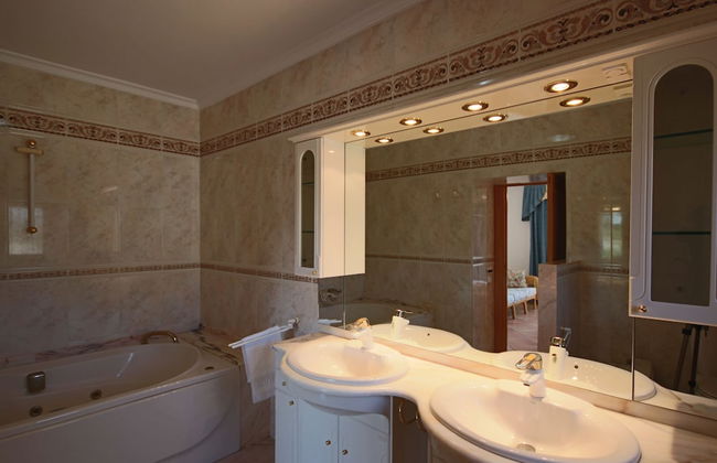 Luxury Villa Surrounded by Vineyards - 7bd Great for Big Groups W/private Pool - Photo 17