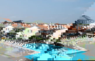Foto 1 - Sun Drenched Seaside Holiday Home with Pool near Venice
