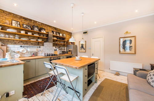 Photo 14 - Charming, Recently Renovated 2-bed in Fulham