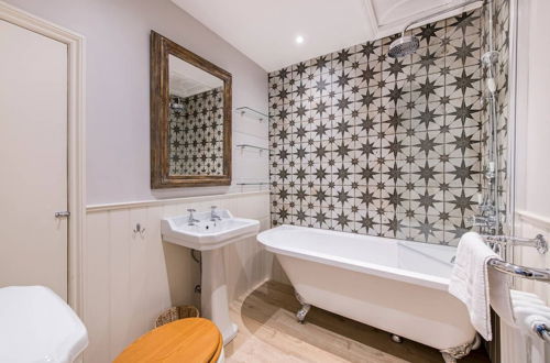 Photo 22 - Charming, Recently Renovated 2-bed in Fulham