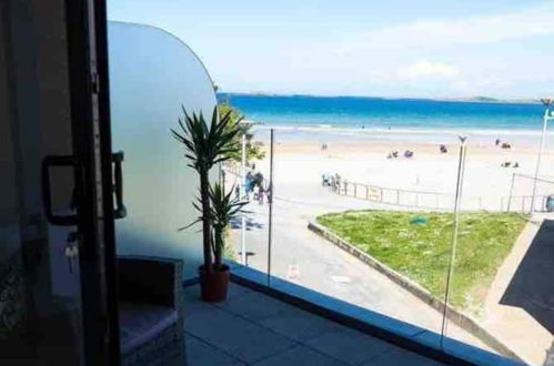 Foto 18 - No2 Sandy Bay , Luxury Beachfront Apartment