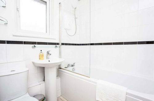 Photo 17 - Stunning Spacious South London 1 Bed Apartment with Balcony