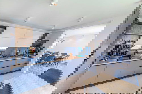Foto 11 - Expansive Retreat With Private Pool & Bbq, Near the Beach