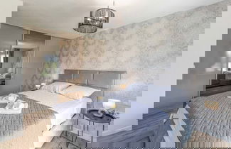 Foto 2 - Expansive Retreat With Private Pool & Bbq, Near the Beach