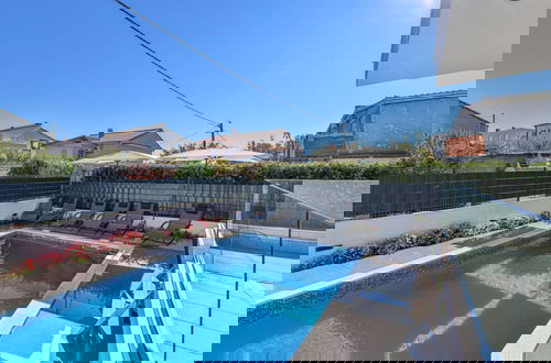 Foto 36 - Expansive Retreat With Private Pool & Bbq, Near the Beach