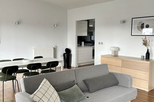 Photo 10 - Stay in Style Modern 2 Bed Apartment