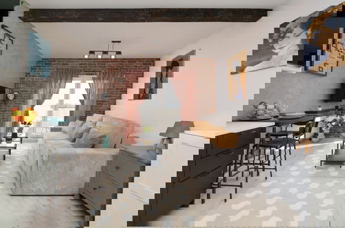 Photo 16 - Modern Studio With Balcony by Renters