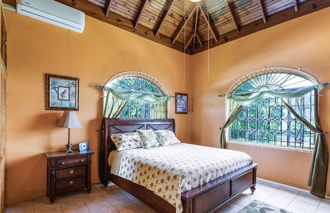 YanceyLargoEstate 2BR Villa w/Mountain Views by RedAwning - Photo 2