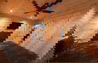 Foto 2 - Luxury Good Vibes Cabin With Tub by RedAwning