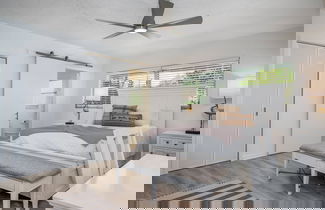 Foto 2 - Gorgeous Grove Contemporary Family Home