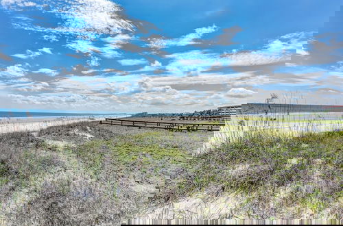 Foto 39 - Spacious Oceanfront Condo, Easy Access to Private Fishing Pier by RedAwning