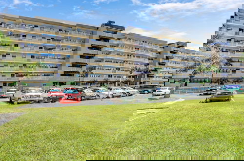 Foto 52 - Tastefully Decorated Condo with Scenic Beach Views by RedAwning