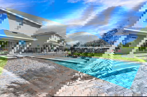 Foto 28 - Modern Private Pool 4 Bedroom Home by Disney 4 Home by RedAwning