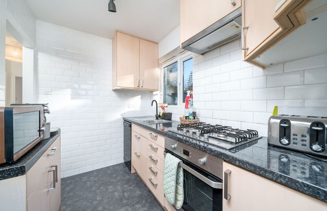 Madika Homes Stunning 2-bed Apartment in Edgware - Foto 3
